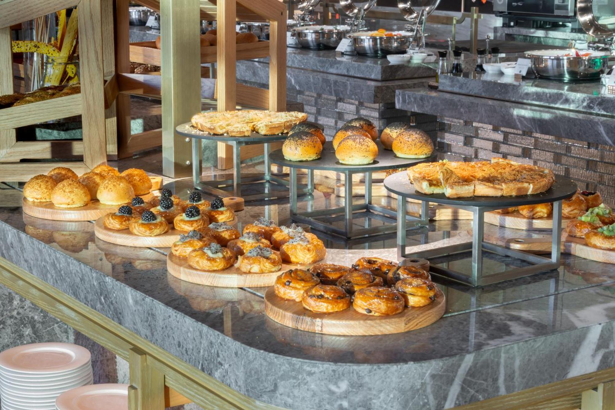 Narcissus The Royal Hotel Рияд Екстериор снимка A selection of pastries